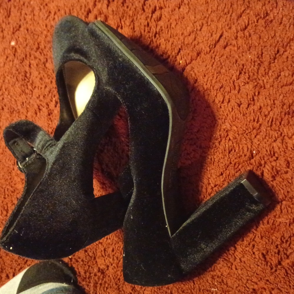 Shoes - Picture 2 of 4